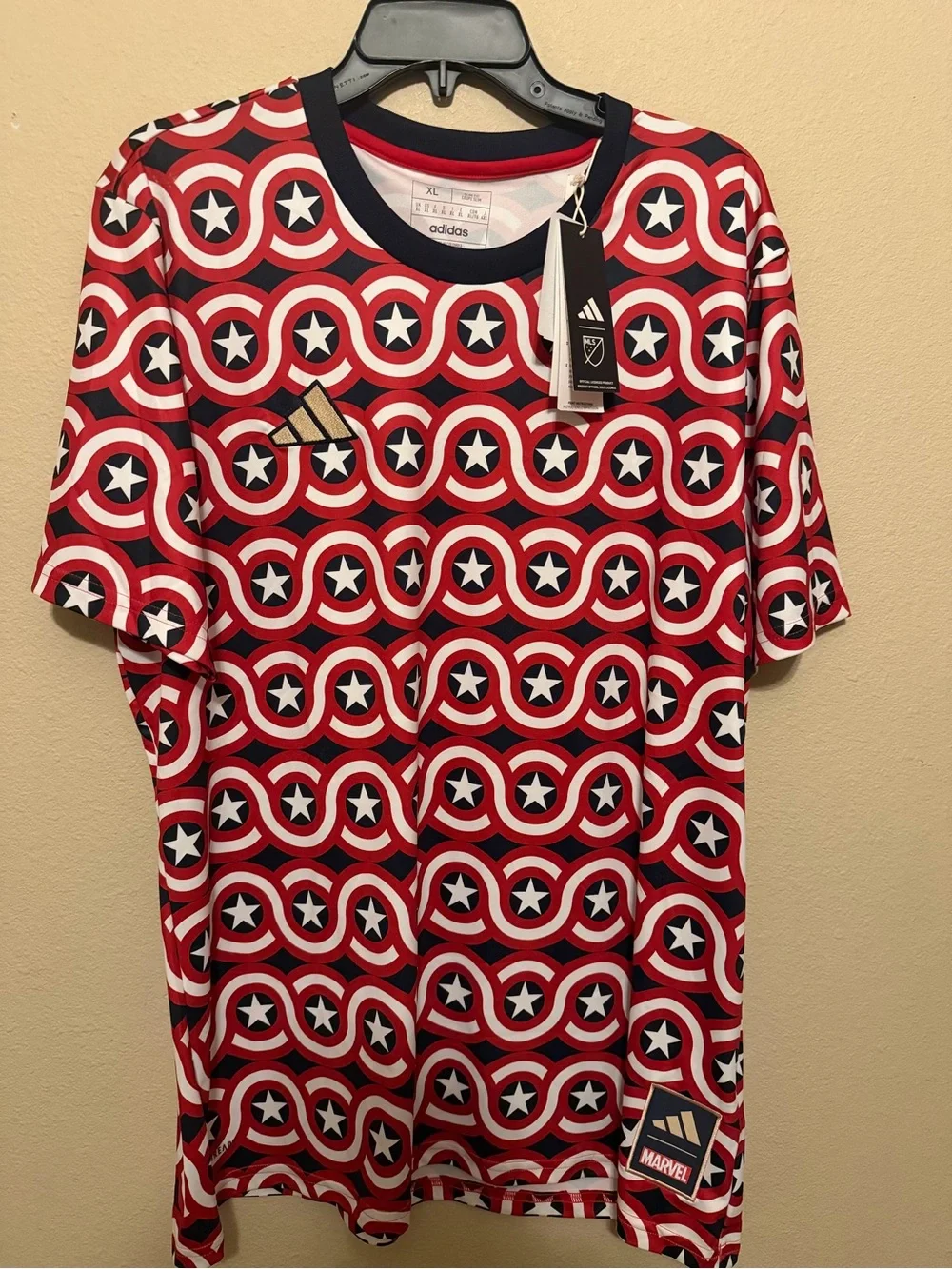 Adidas Marvel Captain America Men’s XL AEROREADY Shirt NWT